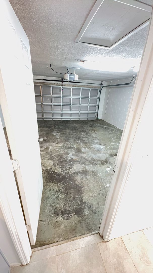 Building Photo - Recently renovated 3 bedroom, 2 bathroom, 2 car garage home for rent in Town 'n' Country.