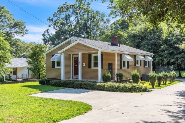 Primary Photo - Cute Bungalow Style 2-Bedroom Haven with H...