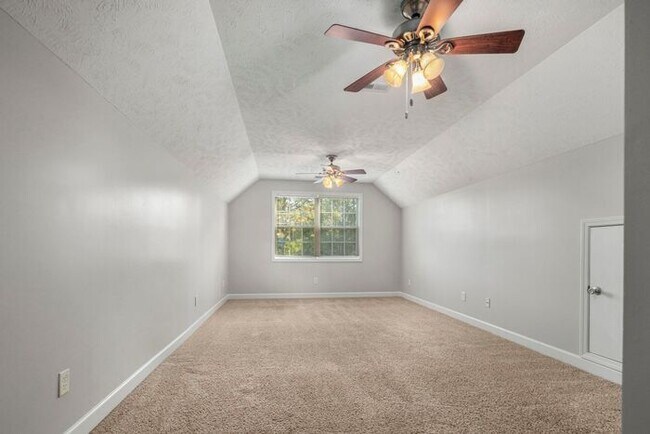 Building Photo - 4 Bedroom 2.5 Bath Home