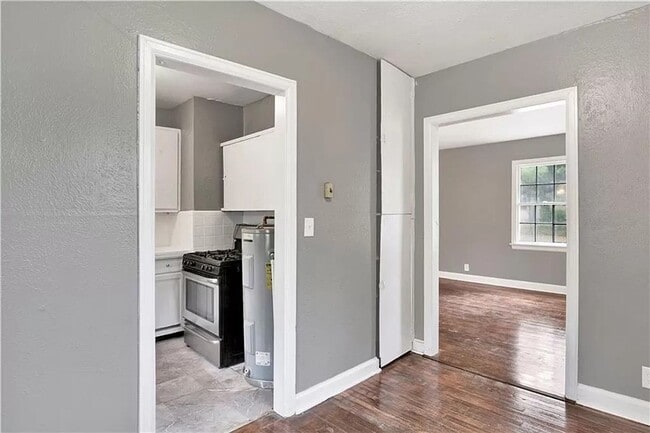 Building Photo - Newly Remodeled 2 Bedroom | 1 Bathroom