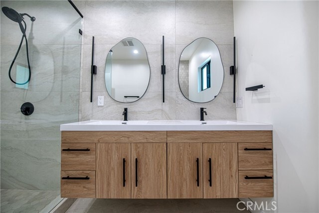 Building Photo - 7760 Independence Ave