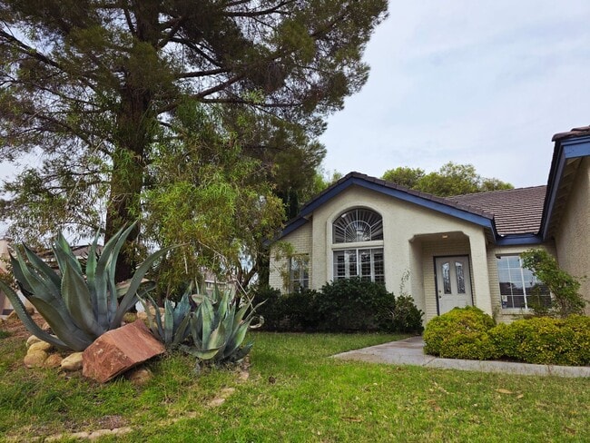 Building Photo - Single Story Home w/Pool in The Lakes!