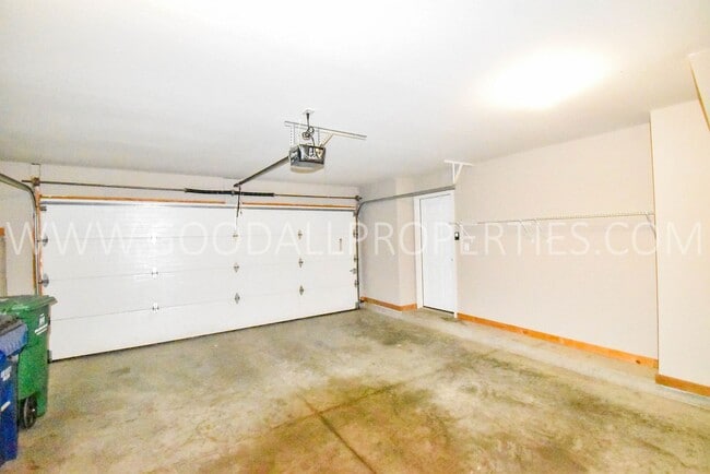 Building Photo - Discover this beautiful 2 Bedroom, 2.5 Bath Towhome in Ankeny!