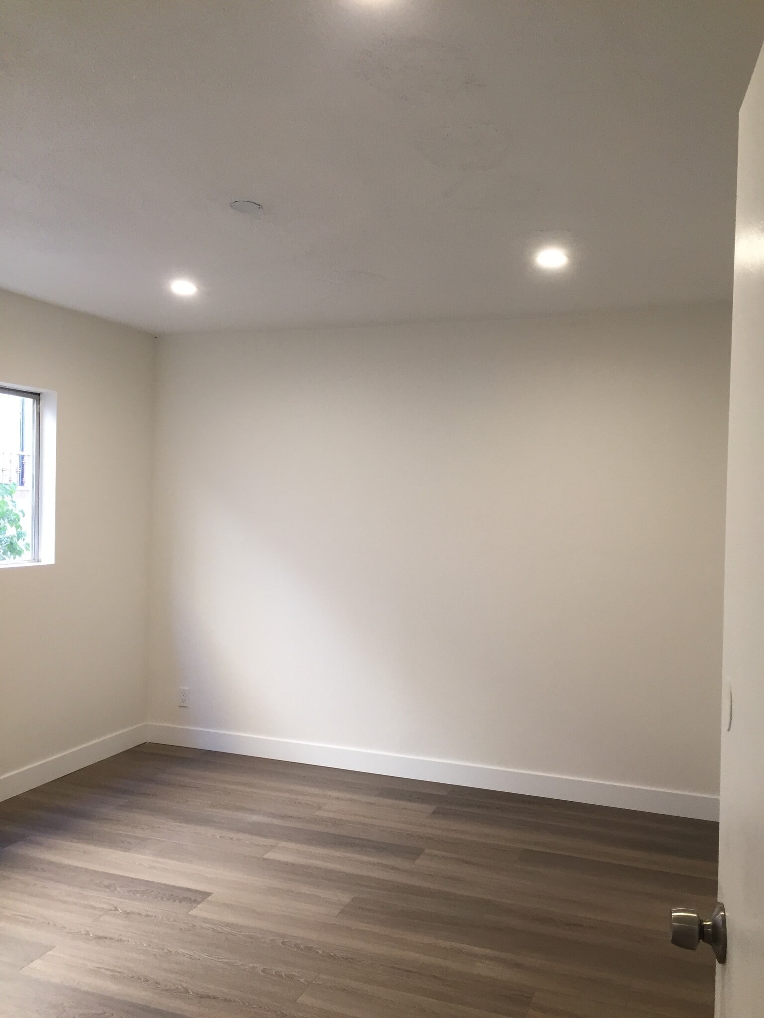 Building Photo - 954 S Barrington Ave