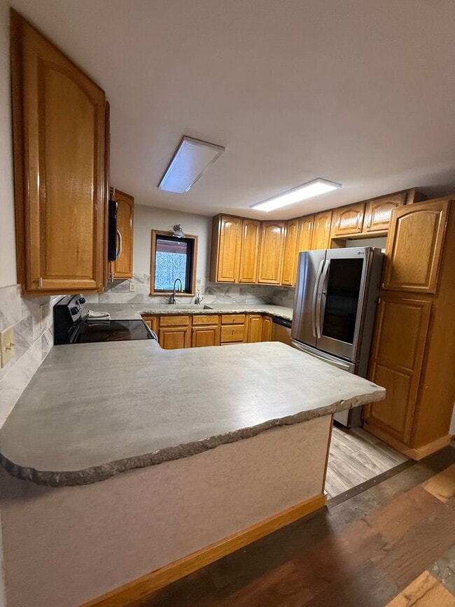 Building Photo - Spacious 3-Bedroom, 2-Bath Home, 2 Car Garage, Just Outside of Town – Pets Welcome!