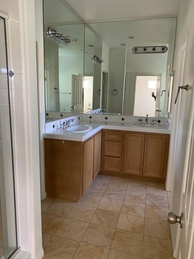 Building Photo - 4 bed, 3 bath townhome in desirable Paseo Del Sol Community!