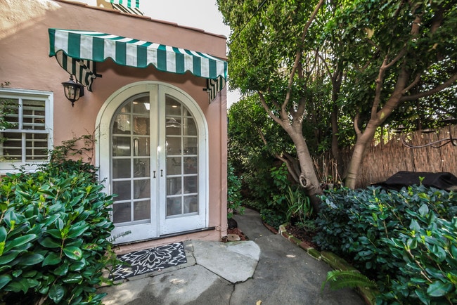 Building Photo - 1367 N Beverly Dr