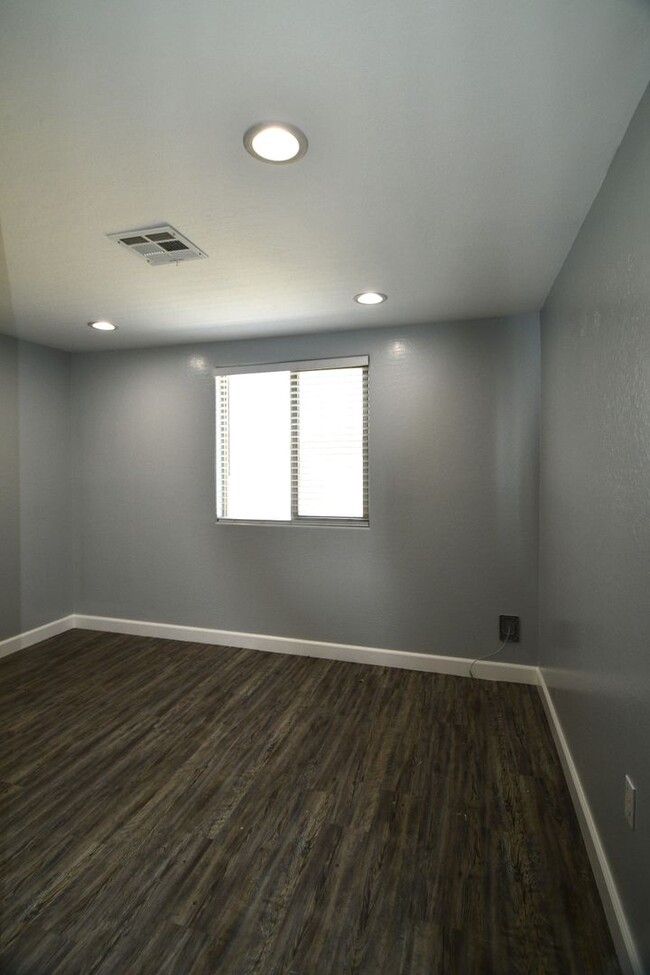 Building Photo - Within Walking Distance To Grand Canyon Un...