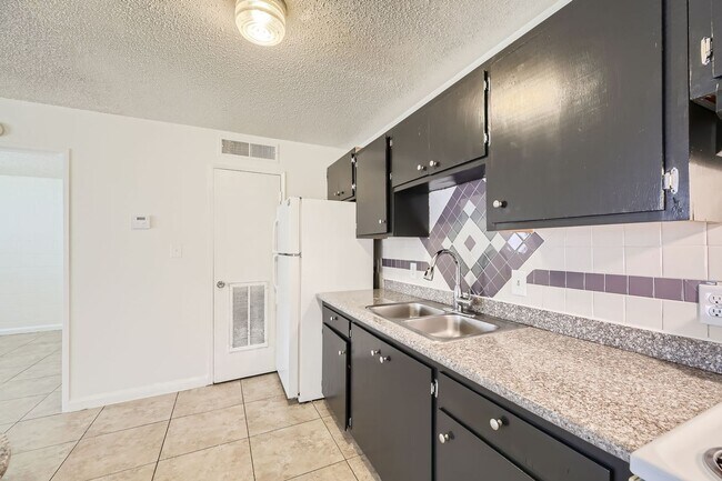 Building Photo - 1 Bedroom 1 Bathroom Condo Minutes from Th...