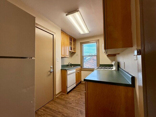 Building Photo - 1400 Kenmore Ave