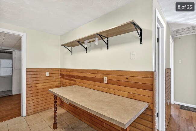 Building Photo - 3-Bedroom Home + Bonus Room in SE Springfield