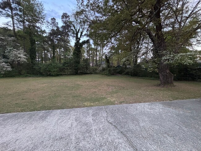 Building Photo - Move-In Ready Ranch in the Heart of Elgin!