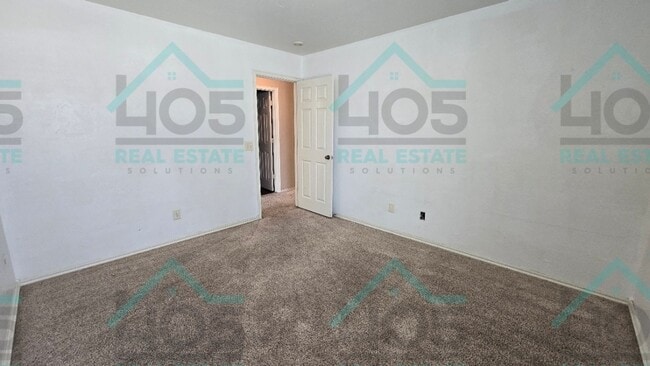 Building Photo - Lovley 4 Bedroom Plus an Office