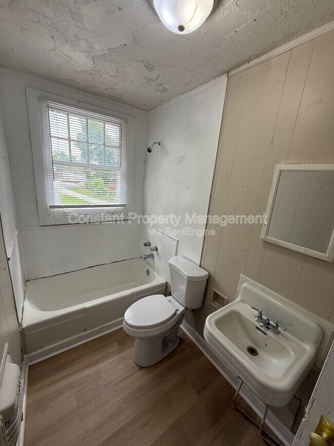 Building Photo - 616 W Poplar St