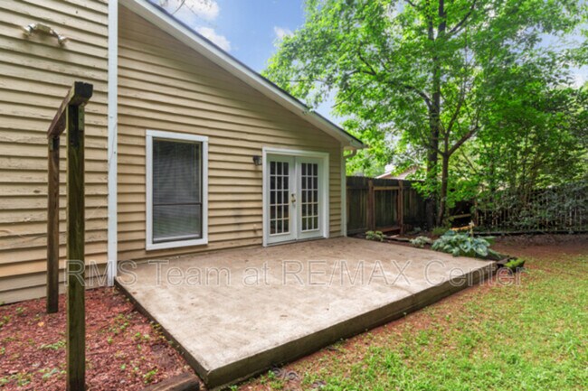 Building Photo - 625 Oxford Hall Dr SW