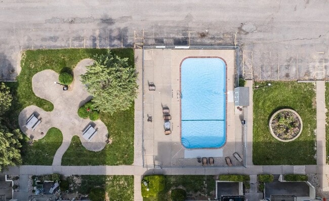 Building Photo - Modern 2BR Condo at Pembroke Gardens – Balcony, Pool Access & Utilities