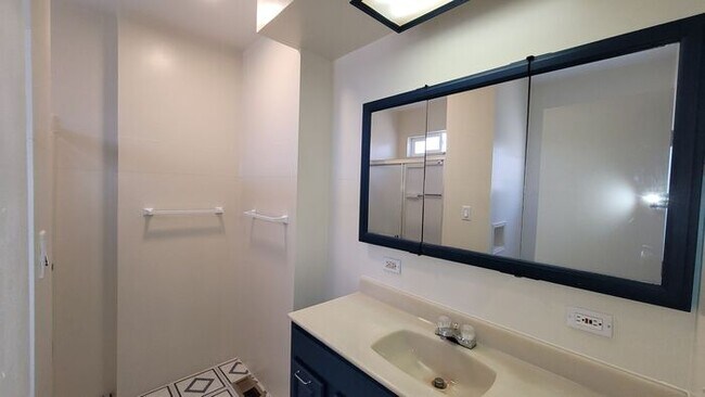 Building Photo - Spacious & Charming 2-Bed/2-Bath Home – Wa...