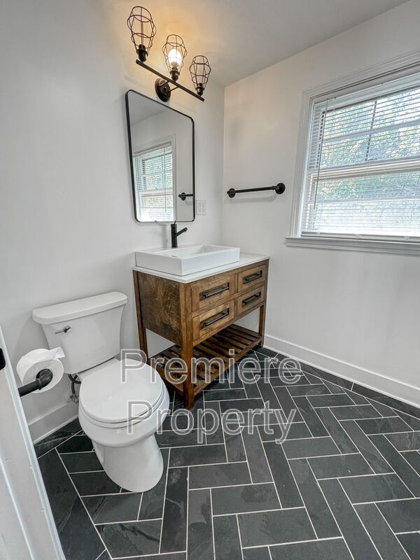 Building Photo - 7301 Mercier St