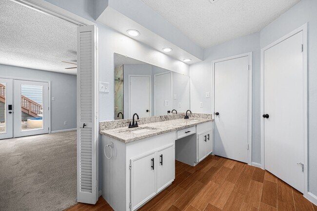 Building Photo - 2926 Meadowcreek Dr