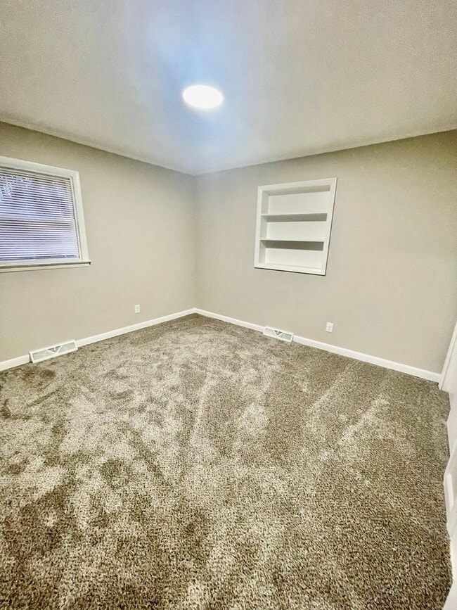 Building Photo - Welcome to this charming 3-bedroom, 1.5-bathroom home located in the desirable Newton, NC.