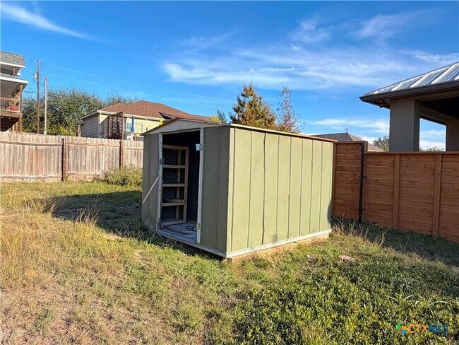 Building Photo - 1616 Lonesome