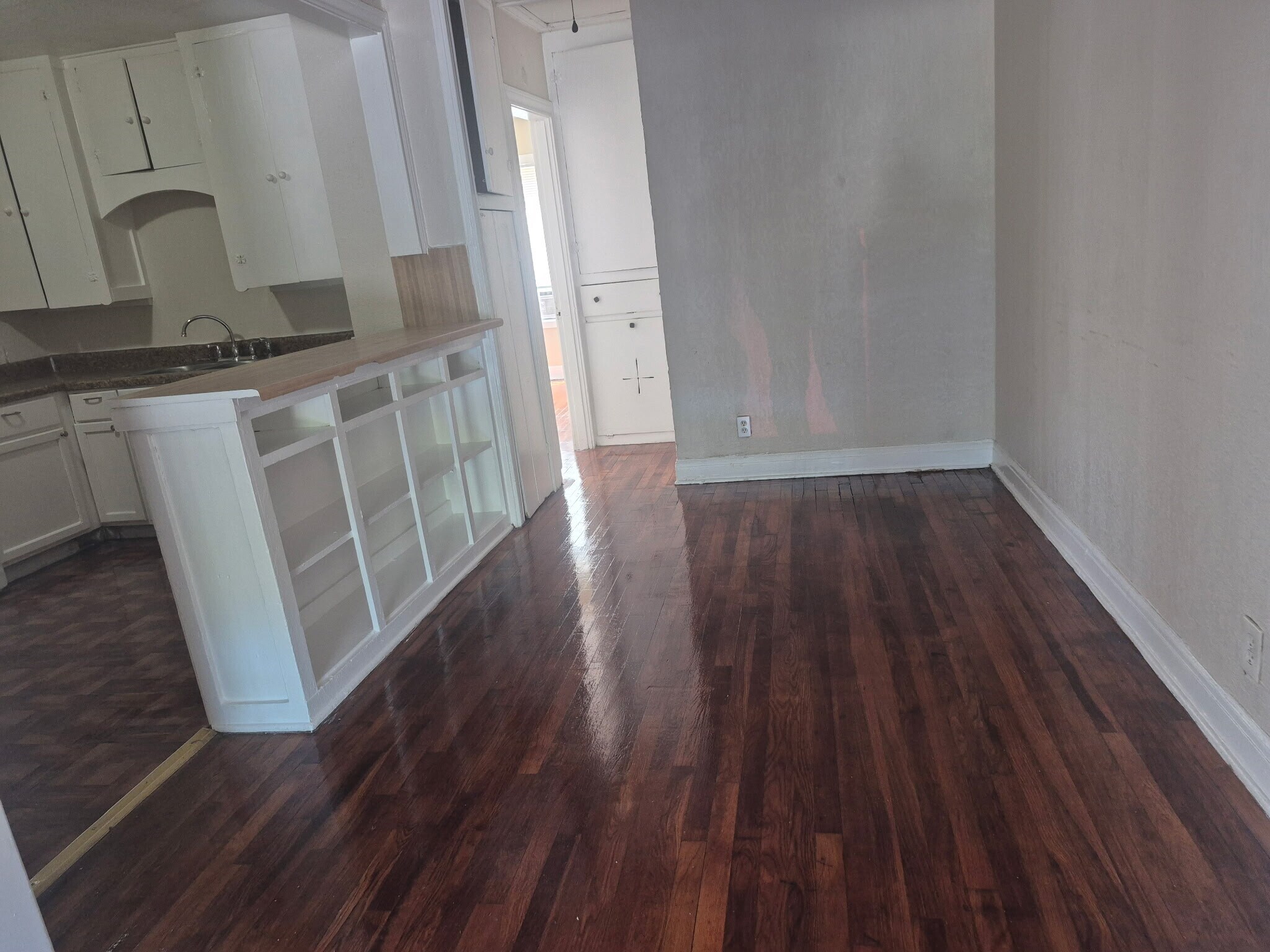 Building Photo - 3143 Magnoila, Unit b