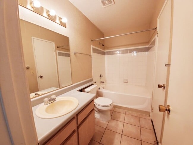 Building Photo - BEAUTIFUL 1 BEDROOM IN DESERT SHORES!