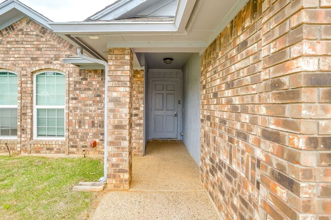 Building Photo - Charming, updating 3 bedroom home in east Fort Worth