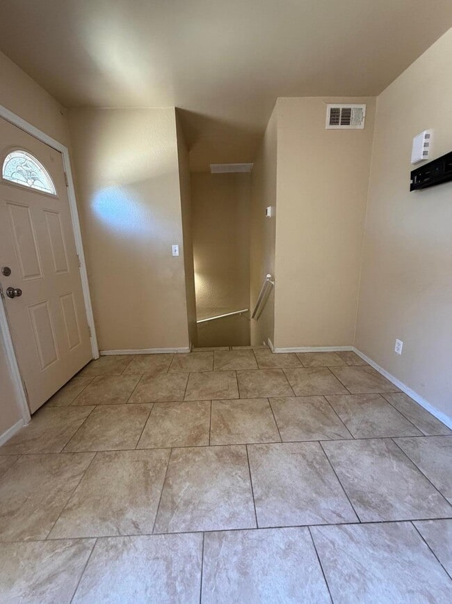 Building Photo - 1438 N Shill Dr