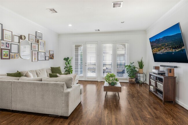 Building Photo - 8817 Lakeshore Bend Dr