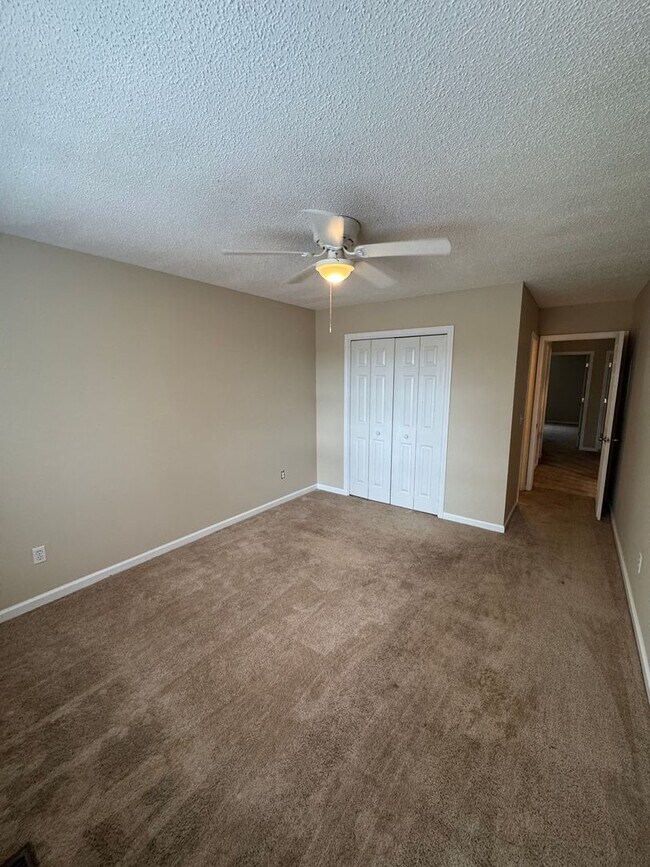 Building Photo - 127 Pineridge Dr