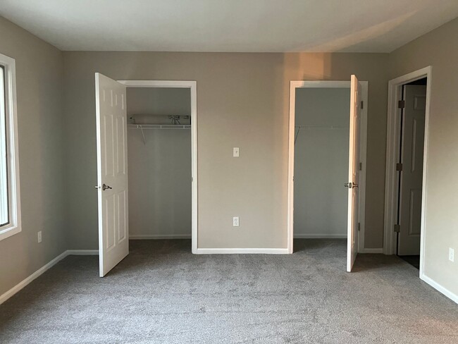 Building Photo - 3 bedroom 2.5 Bath condo for rent in the h...