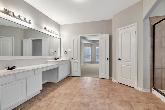 Building Photo - Stonebridge Ranch Beauty