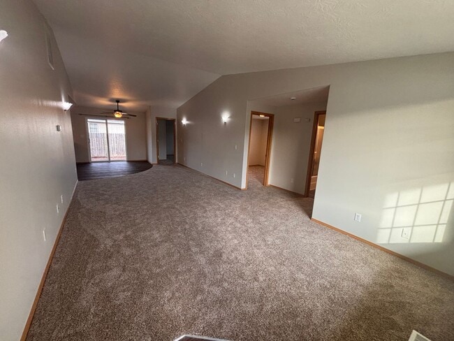 Building Photo - Spacious 3 Bedroom 2 bathroom Duplex