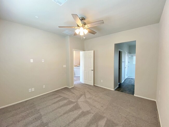 Building Photo - UPGRADED 2 BEDROOM TOWNHOME IN GATED COMMU...