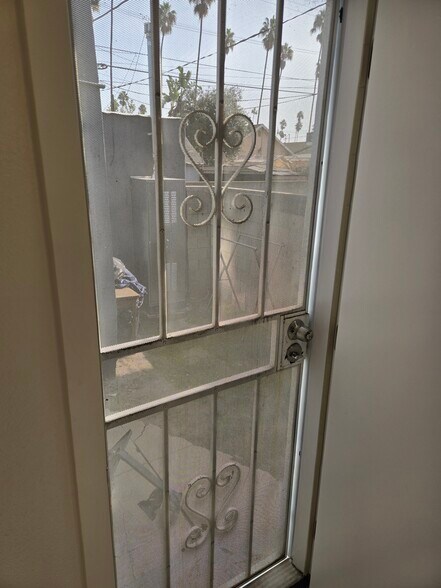 Building Photo - 2118 W 57th St