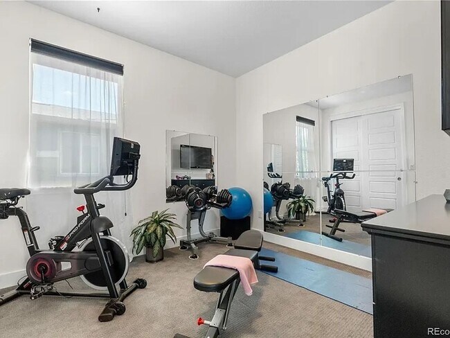 Building Photo - Stunning 4BR House on corner lot in Denver...