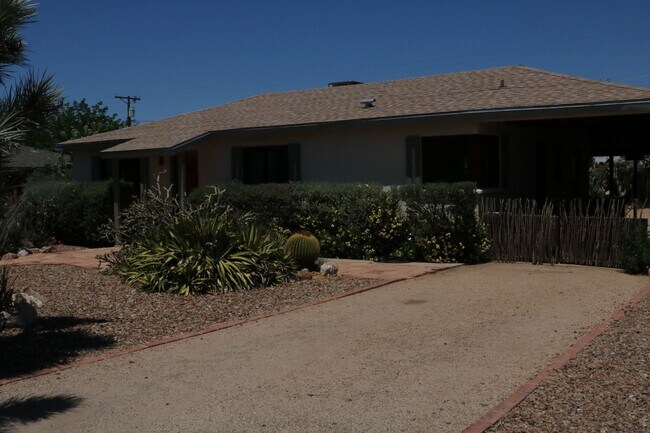 Building Photo - Two bedroom one bath fully furnished located in central Tucson!