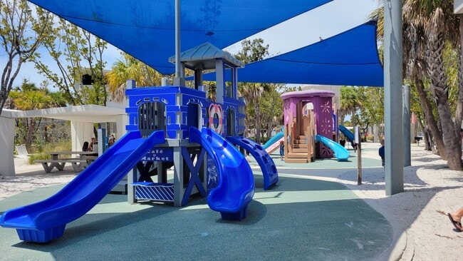 Building Photo - Annual UNfurnished Siesta Key Gulf front 2/2 condo with water views!