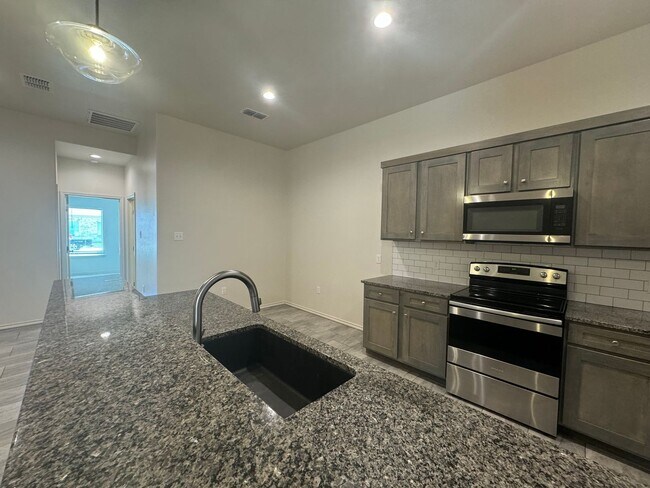 Building Photo - 3Bed/ 2Bath Available Now- in Lubbock coop...