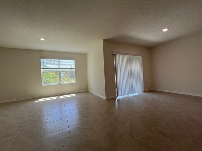 Building Photo - BEAUTIFUL New Build 4Bedroom 2 Bathroom Ho...