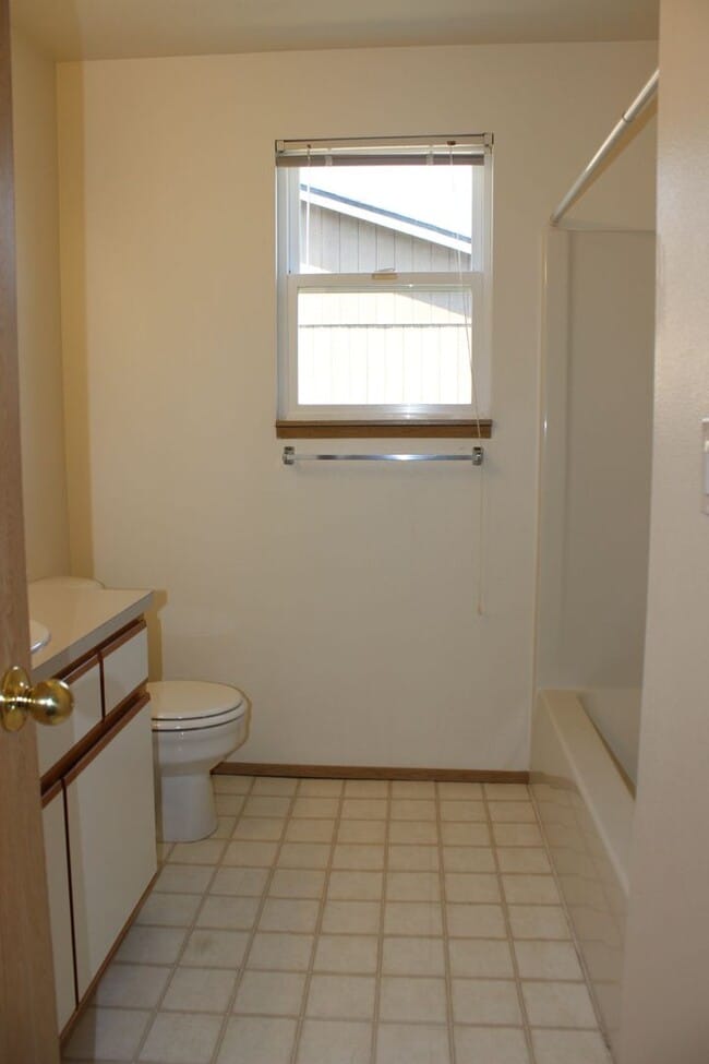 Building Photo - 3 bedroom, 2 1/2 bath home in quiet Scappoose neighborhood near parks