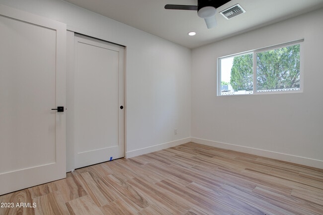 Building Photo - 4806 S La Rosa Dr