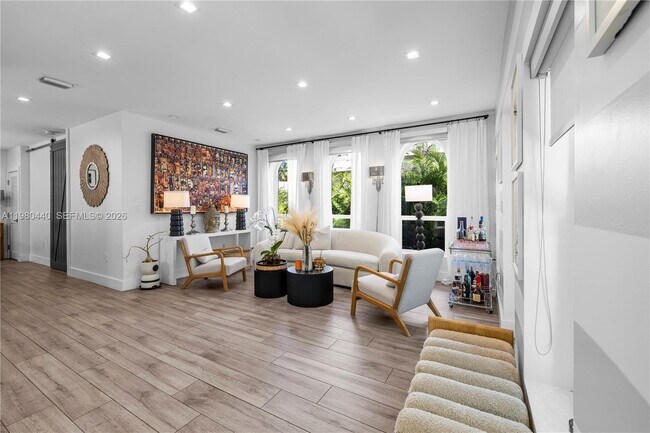 Building Photo - 1121 NE 85th St