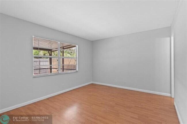 Building Photo - 4325 NW 5th Ave