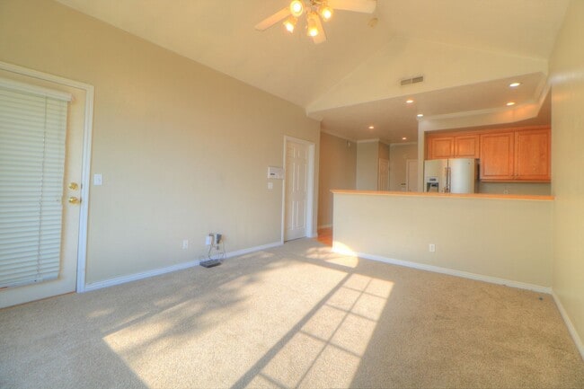 Building Photo - 2 Bedroom 2 Bathroom