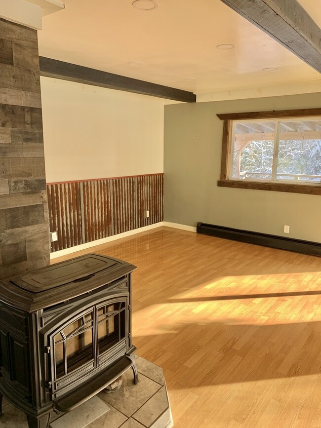 Building Photo - 855 Mann Hill Rd