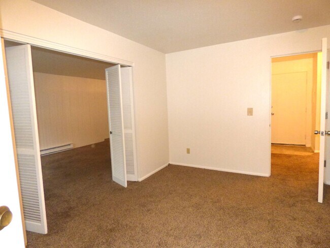 Building Photo - Rent Special: 1/2 Off May's Rent!! - Downstairs 2 Bedroom Unit