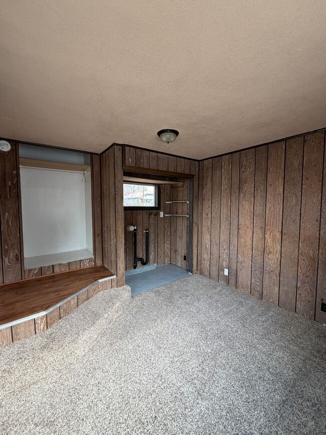 Building Photo - 7 minutes to Sky Lakes Medical Center and Oregon Tech ~Newly renovated 3 bedroom, 1 bath house wi...