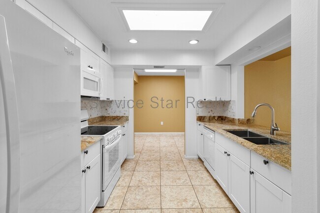 Building Photo - 9425 W Rolling Hills Dr